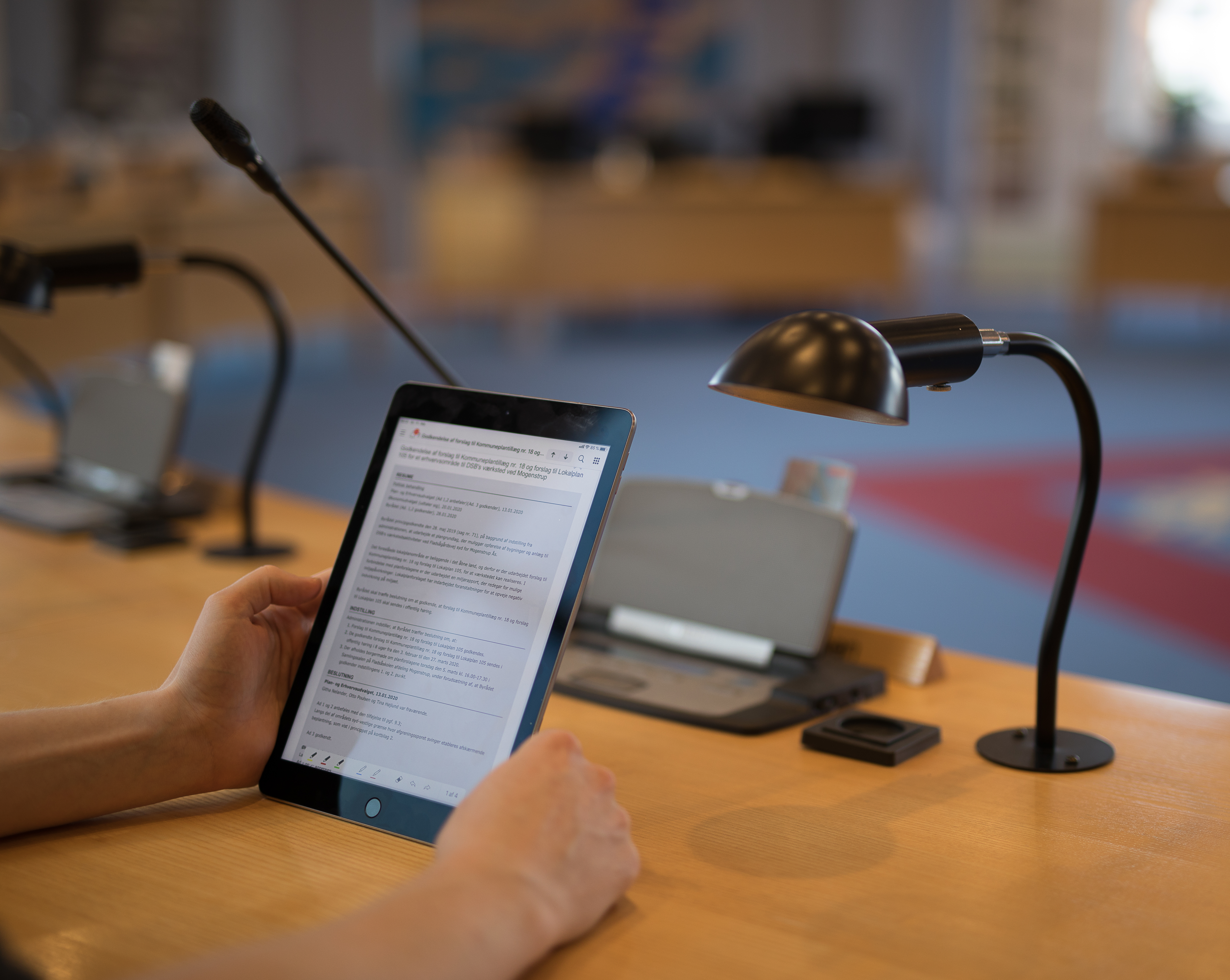 Billede af en dagsorden i byrådssalen 