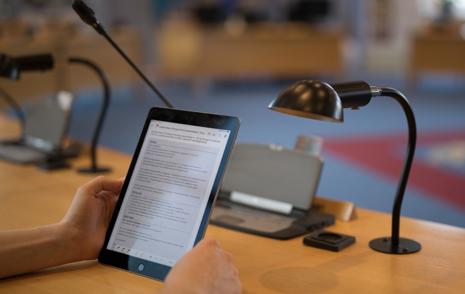 Billede af en dagsorden i byrådssalen