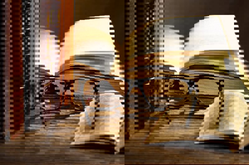 Bøger med briller foran